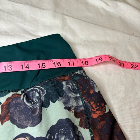 Oiselle Roga Shorts Green Flowers Size 6 - Picture 6 of 7